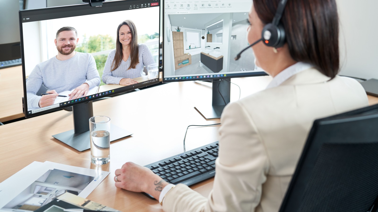 Kostenloses Beratungsgespräch zwischen Kunden und einer Geberit Badplanerin