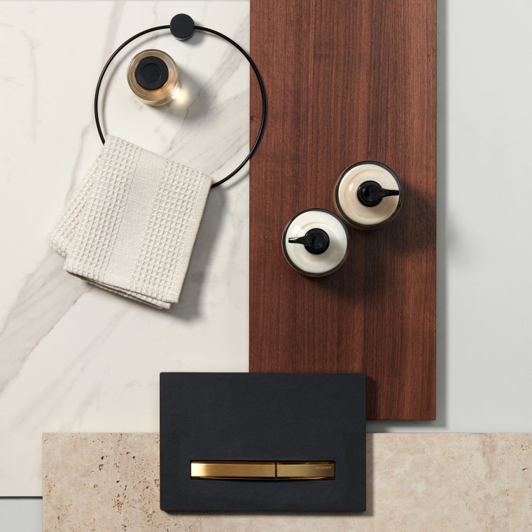 Moodboard mit Betätigungsplatte Geberit Sigma50 in schwarz und Tasten in Messing. Moodboard mit Betätigungsplatte Geberit Sigma50 in schwarz und Tasten in Messing.