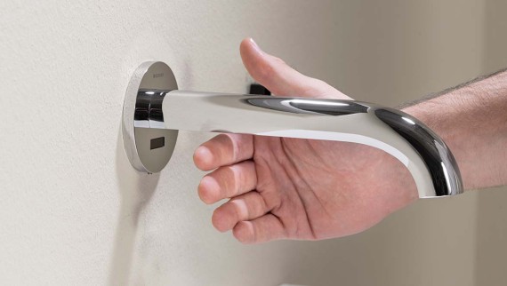 Geberit Piave Wandarmatur mit Hand vor Sensor