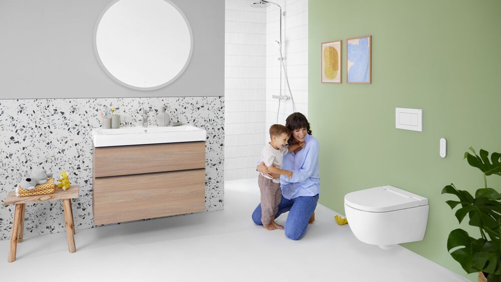 Badezimmer ausgestattet mit einem Geberit AquaClean Alba Dusch-WC und einem Waschplatz der Serie Geberit iCon.