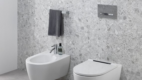 Geberit ONE WC und Bidet mit Sigma50 Betätigungsplatte in Betonoptik