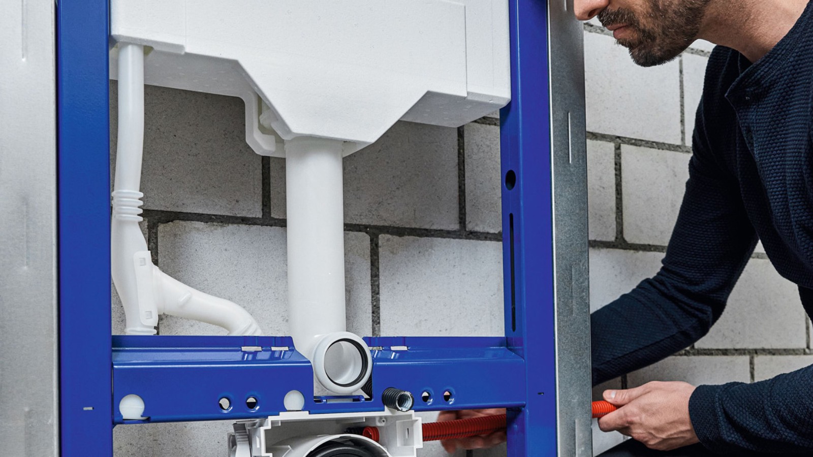 Unterputz Spülkasten von Geberit mit Leerrohr für den Wasseranschluss