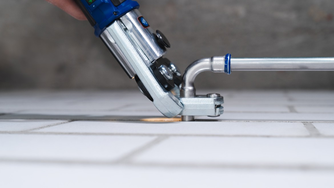 Verpressung nah an der Wand mit einem schwenkbaren Geberit Pressring und Zwischenbacke.