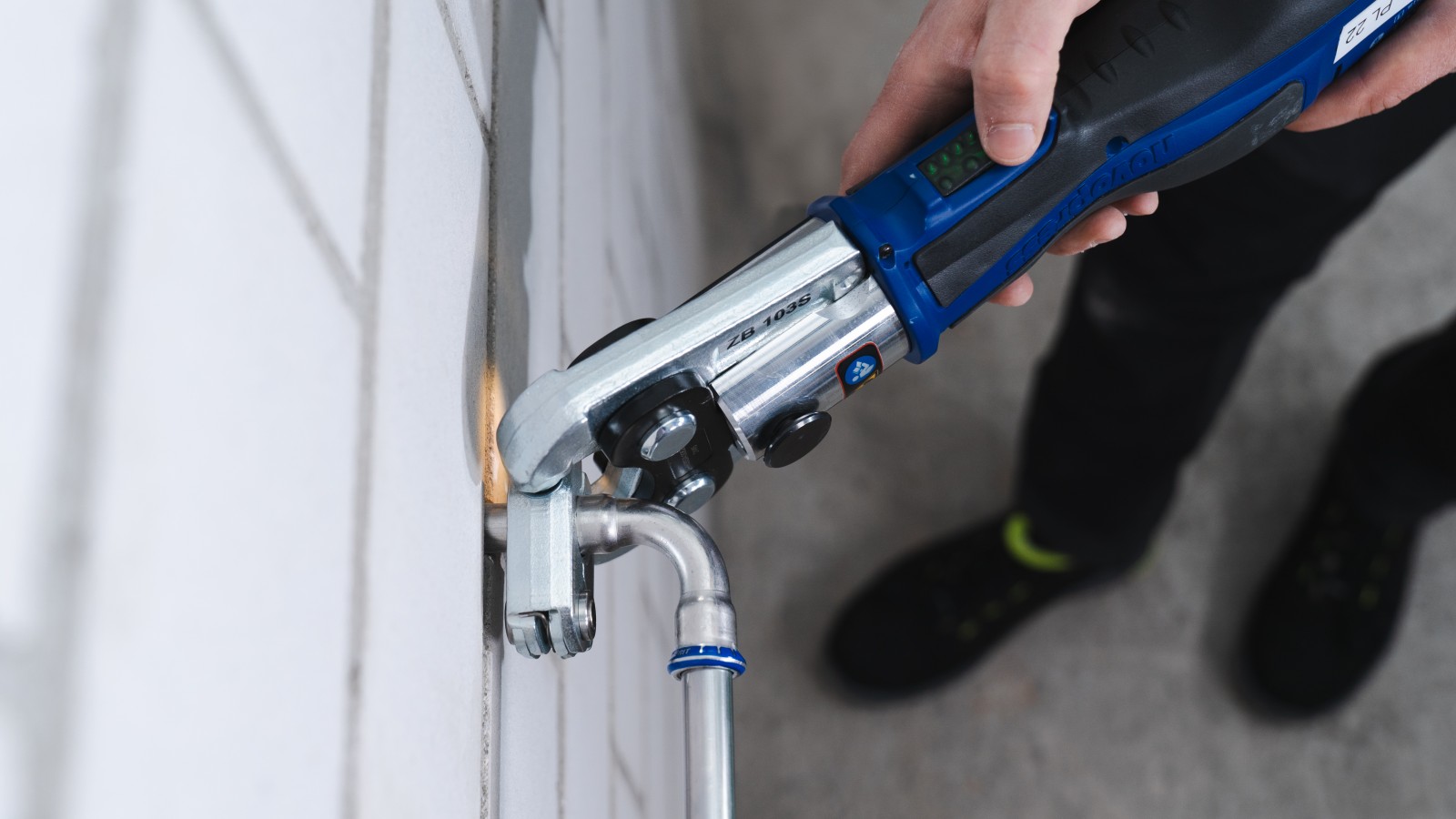 Verpressung mit Geberit Presswerkzeug und schwenkbarem Pressring Verpressung mit Geberit Presswerkzeug und schwenkbarem Pressring