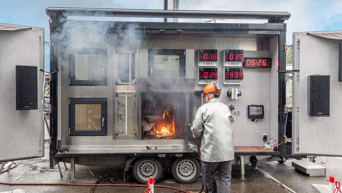 Das mobile Geberit Brandlabor im Einsatz