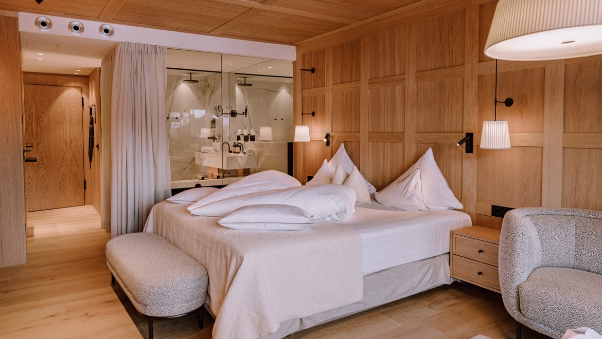 Ein Schlafzimmer im Naturhotel Forsthofgut. (© Naturhotel Forsthofgut Leogang)