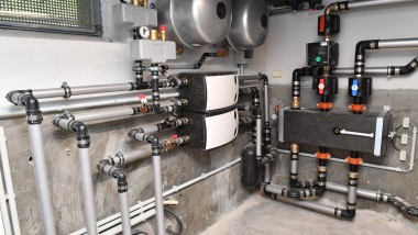 Die neue Heizzentrale – Geberit FlowFit sichert strömungsoptimierte Wärmeverteilung.