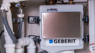 Geberit Hygienespülung versteckt unter einer Küchenspüle