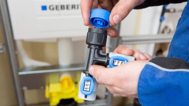 Installateur mit FlowFit T-Stück mit MasterFix Anschluss