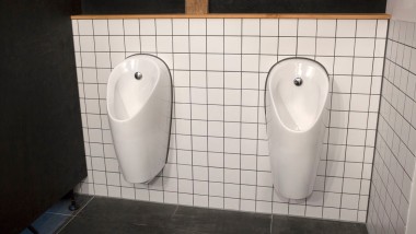 In den halböffentlichen Sanitärräumen setzten die Bauherren auf Urinale des Modells Selva