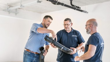 Geberit Verkaufsberater Fabian Ritter erklärt dem Team den neuen Silent-Pro BottomTurn Bogen