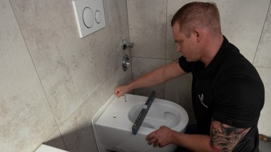 Installateur montiert das Geberit ONE WC