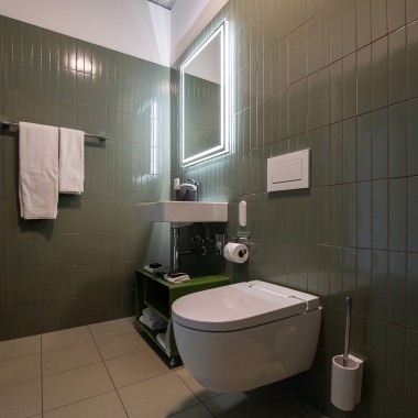 Eins der modernen Badezimmer ausgestattet mit dem Dusch-WC Geberit AquaClean Alba. Eins der modernen Badezimmer ausgestattet mit dem Dusch-WC Geberit AquaClean Alba.
