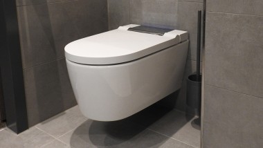 Hotel RiKu Pfullendorf, Dusch-WC Geberit AquaClean Sela mit Wandbedienpanel in Weiß