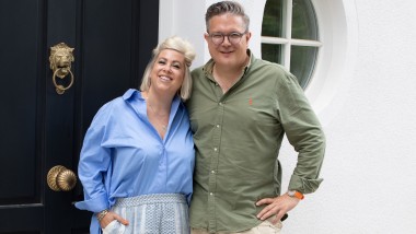 Franziska und Jasper von Hardenberg vor dem Bergheim Berlin.