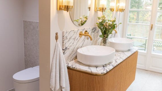 Neues stilvolles Bad mit AquaClean Dusch-WC. Neues stilvolles Bad mit AquaClean Dusch-WC.