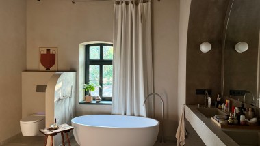 Das Masterbad ausdrucksstarke Gestaltungselemente und einem Geberit AquaClean Sela Dusch-WC.