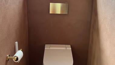 Das AquaClean Sela Dusch-WC und die Betätigungsplatte Sigma70 in Messing wurden im Gäste-WC installiert.