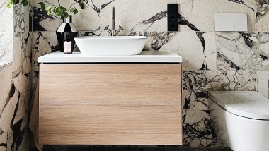 Das Geberit Aufsatzbecken in Schalenform und Unterschrank in der Farbe Eiche Melamin Holzstruktur.