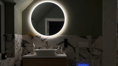 Geberit Option Round Lichtspiegel mit direkter und indirekter Beleuchtung.