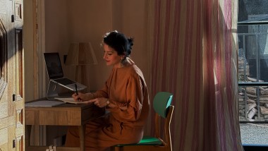 Büsra Qadir bei der Badplanung.