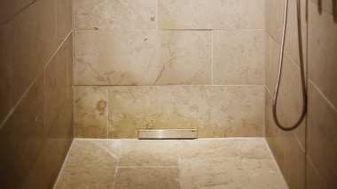 Dezenter Wandablauf von Geberit in der großzügigen Dusche