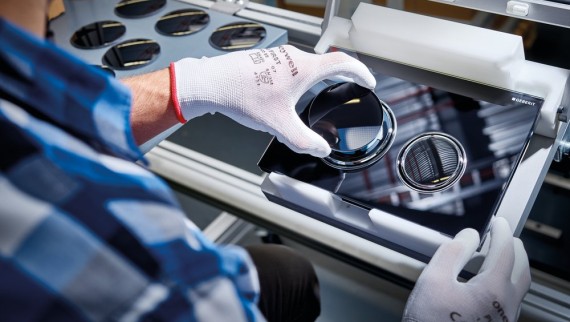 Betätigungsplatte Geberit Sigma21 in der Herstellung Betätigungsplatte Geberit Sigma21 in der Herstellung