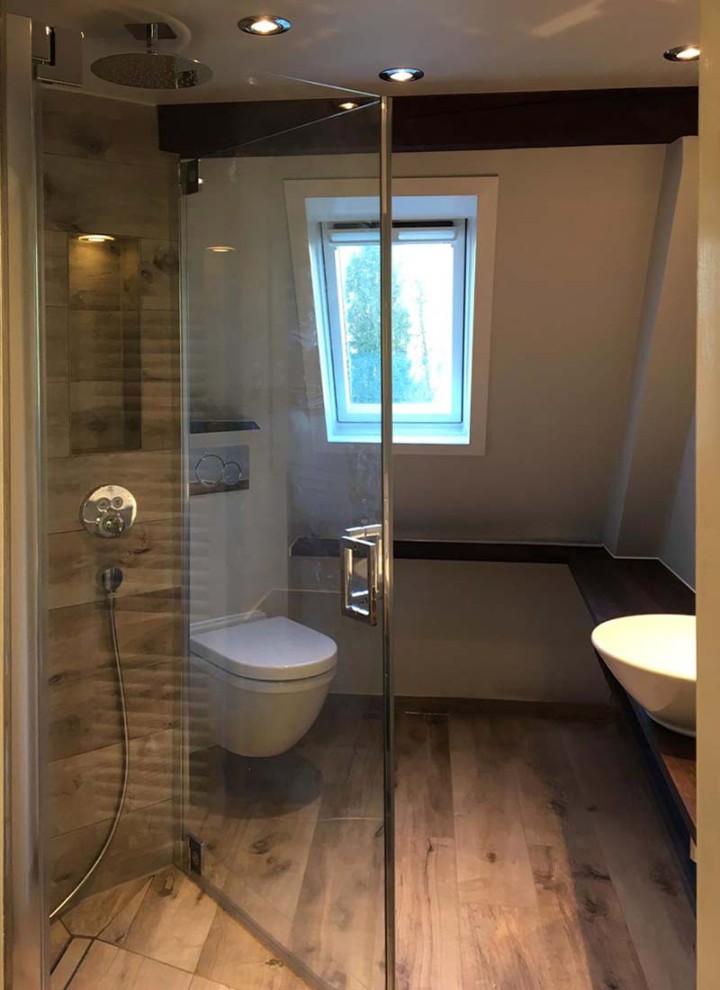 Badezimmer in Altbau mit Dachschrägen in geringem Neigungswinkel