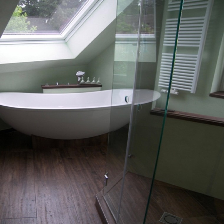 Badewanne unter einer Dachschräge Badewanne unter einer Dachschräge