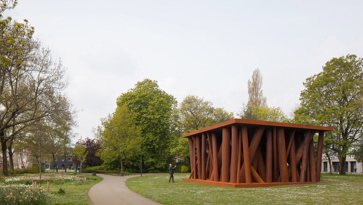 Das Werk »Colonnade« in der belgischen Stadt Brügge