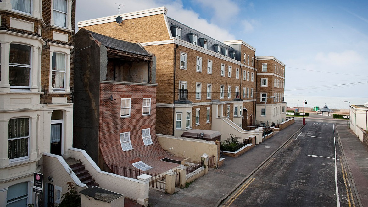 Werk "from the knees of my nose to the belly of my toes" von Alex Chinneck