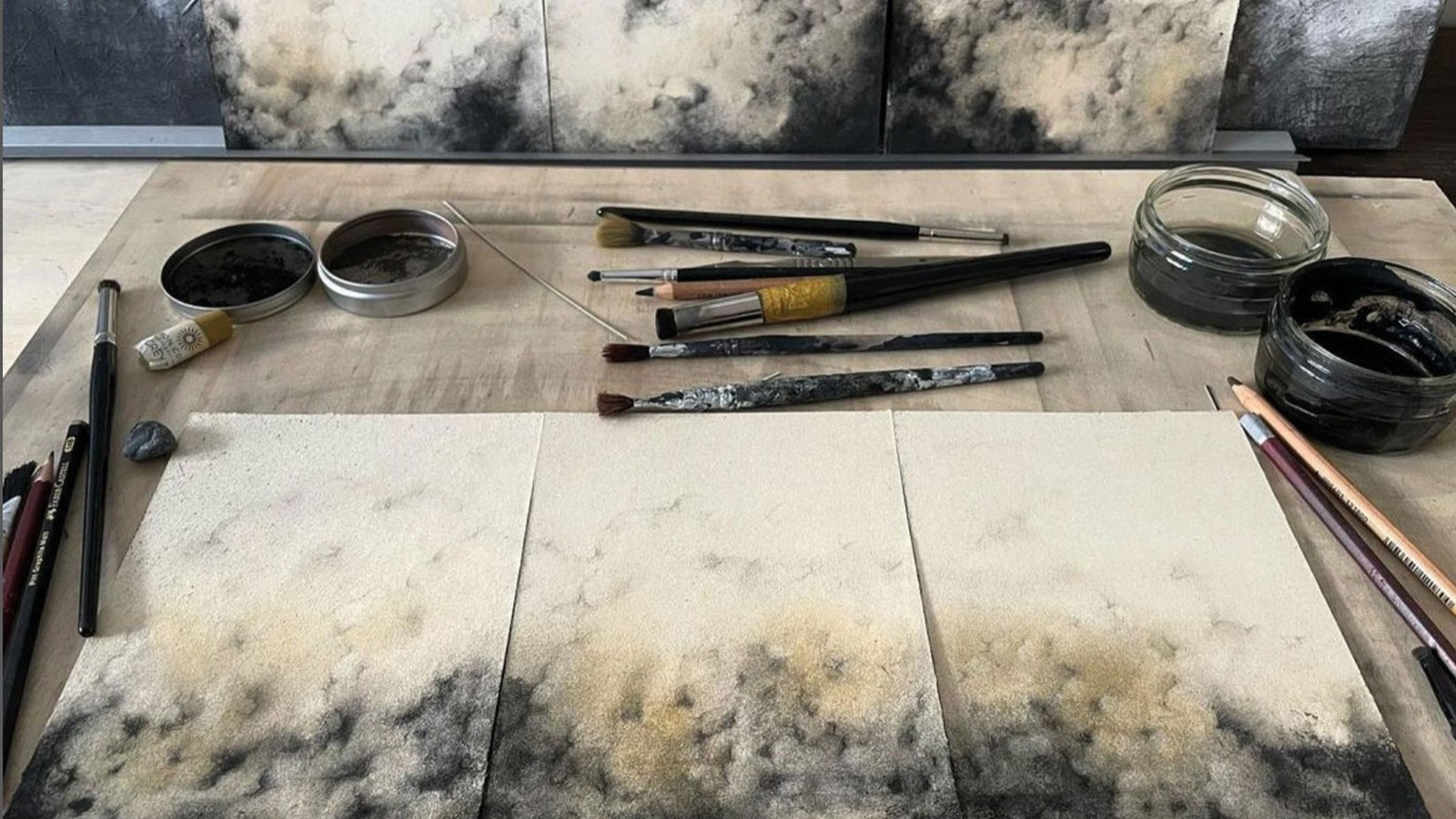 Die Entstehung eines neuen Kunstwerks mit Kohlepulver. (© Nicola Watson)