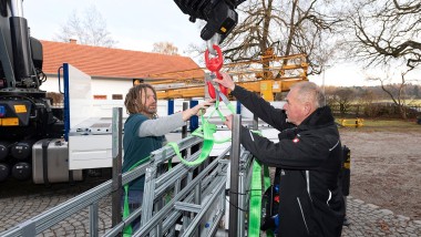 Transport der handwerklich vorgefertigten GIS Register auf die Baustelle