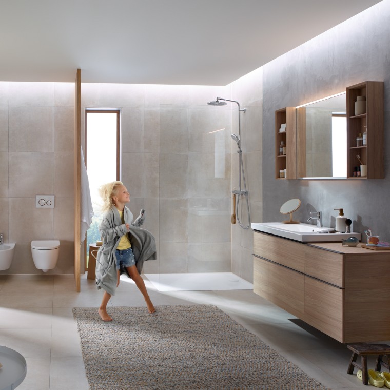 Geberit Option Plus Lichtspiegel; Geberit iCon Regal; Geberit iCon Waschtisch mit Unterschrank für Waschtisch, Eiche, Griff: lava; Geberit iCon Seitenschrank, Eiche, Griff: lava; Geberit Betätigungsplatte Sigma21, Grundplatte und Designringe: rotgold, Deckplatte und Tasten: weiß; Geberit iCon Wand-WC, Rimfree®; Geberit Duschwanne Olona, weiß matt