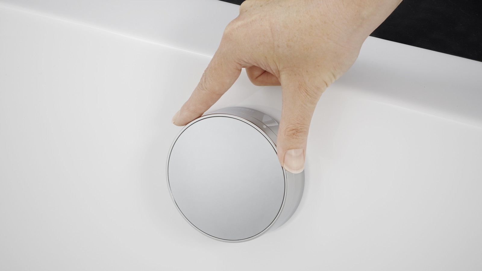 Ablaufdeckel in weiß mit dezentem Chromrand