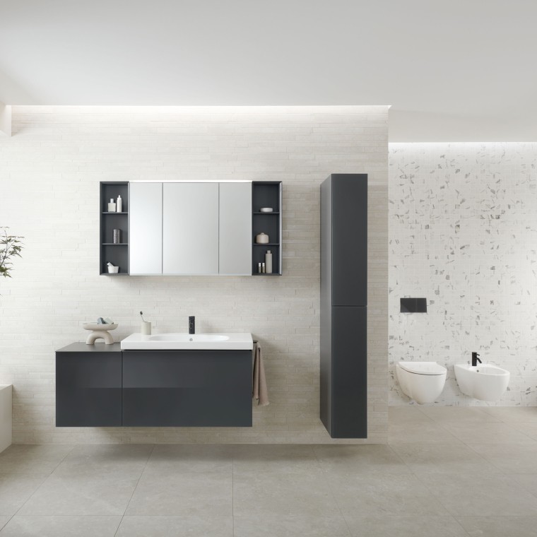 Geberit Option Spiegelschrank mit viel Stauraum, einer Innensteckdose und einem USB-Anschluss