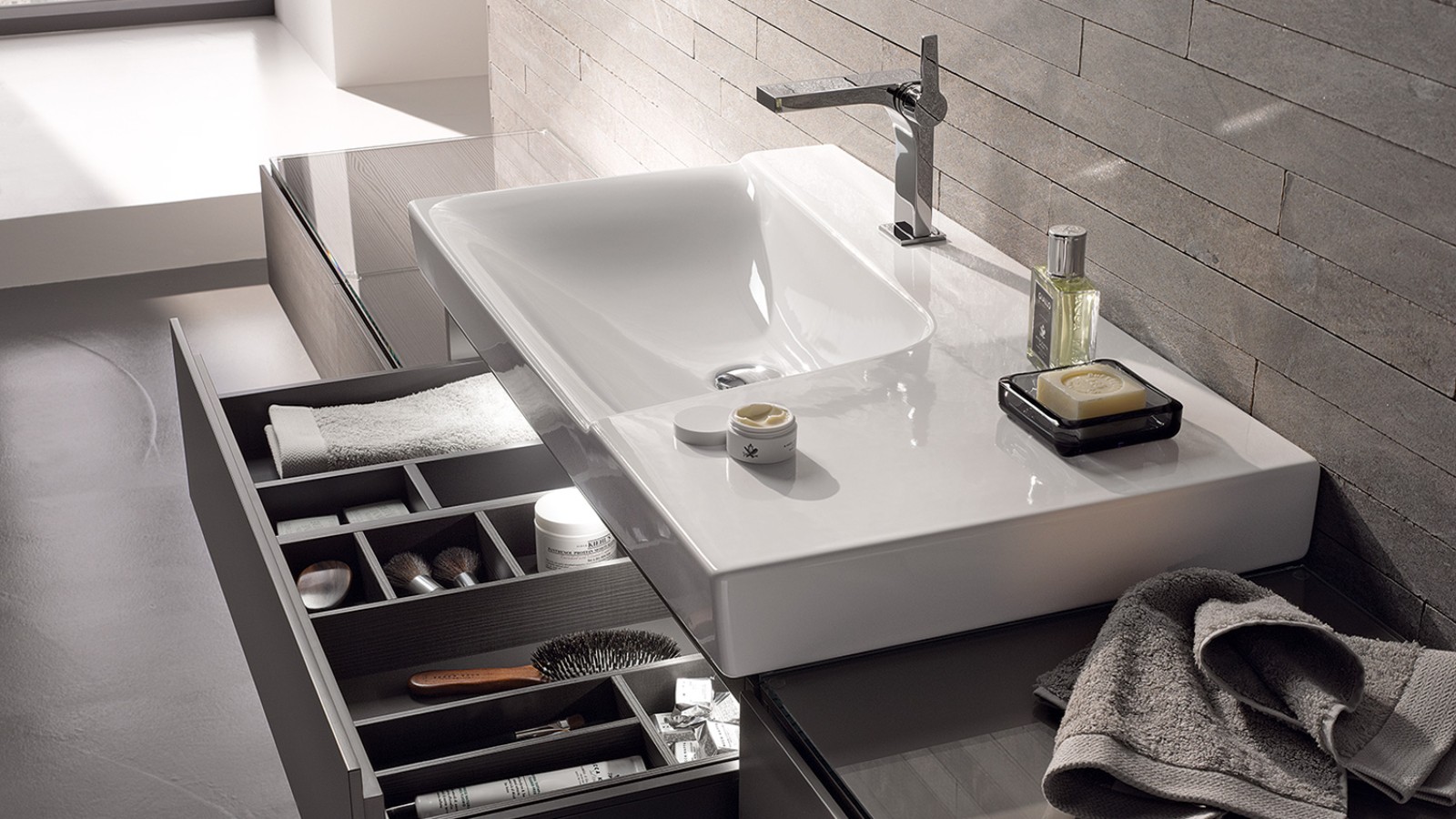 Geberit Xeno² Waschtisch mit Unterschrank geöffnet