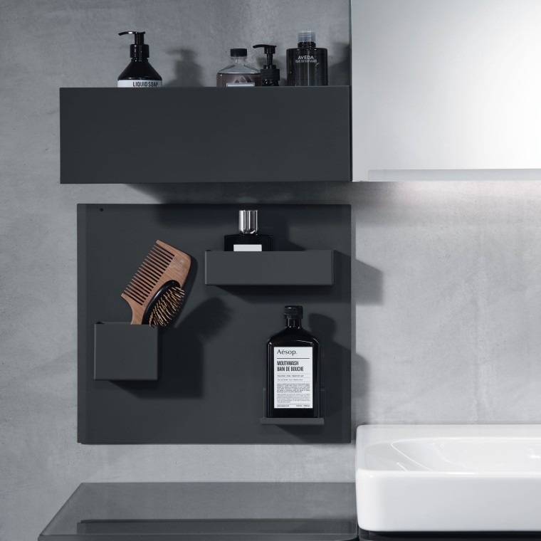 An die Wand montierte Geberit Magnettafel mit drei Stauboxen An die Wand montierte Geberit Magnettafel mit drei Stauboxen