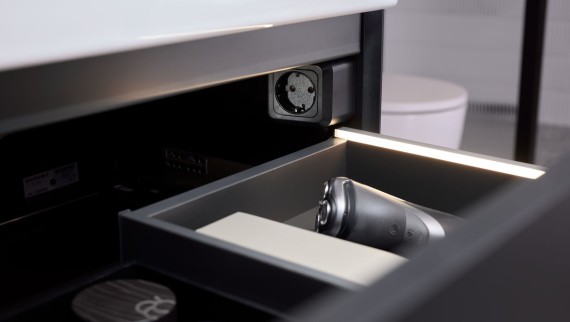 Geberit ONE Schublade mit Lichtleisten und Steckdosenmodul Geberit ONE Schublade mit Lichtleisten und Steckdosenmodul