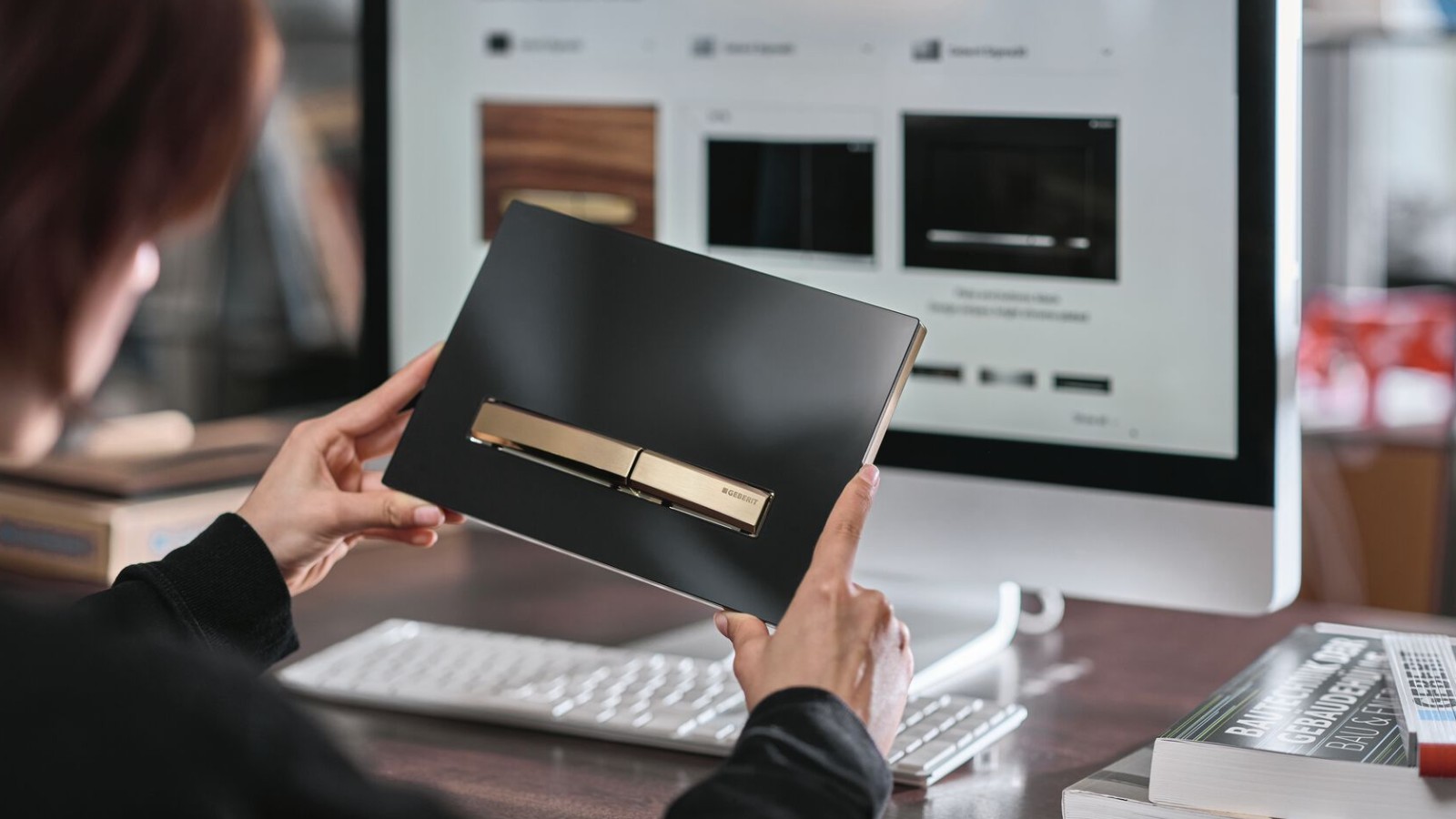 Frau mit Geberit Betätigungsplatte Sigma50 mit Taste in Rotgold Frau mit Geberit Betätigungsplatte Sigma50 mit Taste in Rotgold