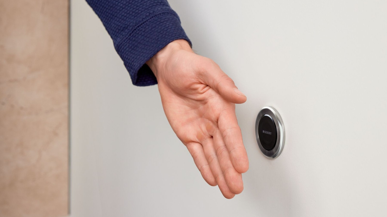 Berührungslose Fernbetätigung Geberit Typ10 Round mit Hand