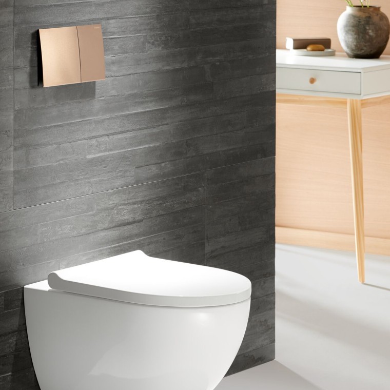 Geberit Acanto WC mit Sigma70 Betätigungsplatte in rosegold