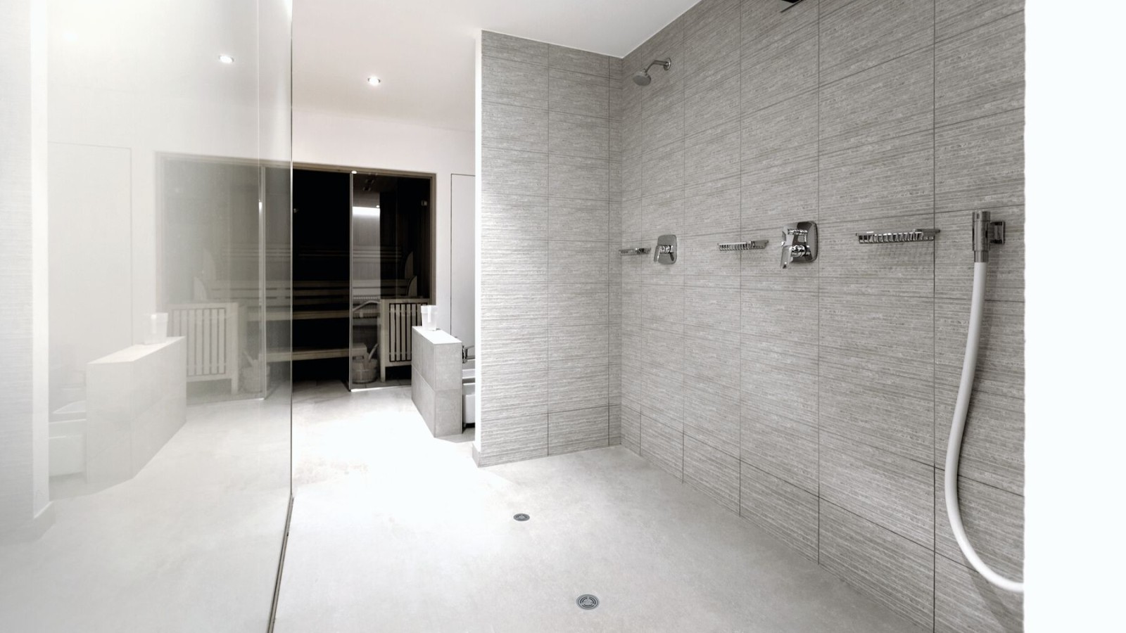 Halböffentlicher Sanitärraum mit Geberit Duschbodenablauf aus Vinyl (PVC)