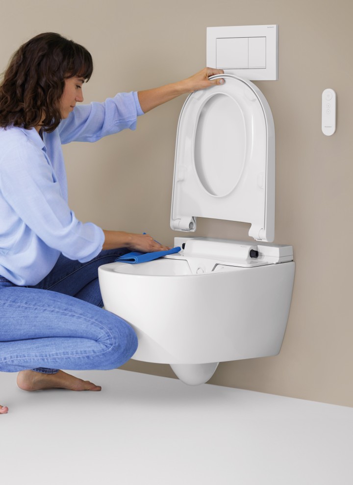 Geberit Dusch-WC AquaClean Alba wird gereinigt