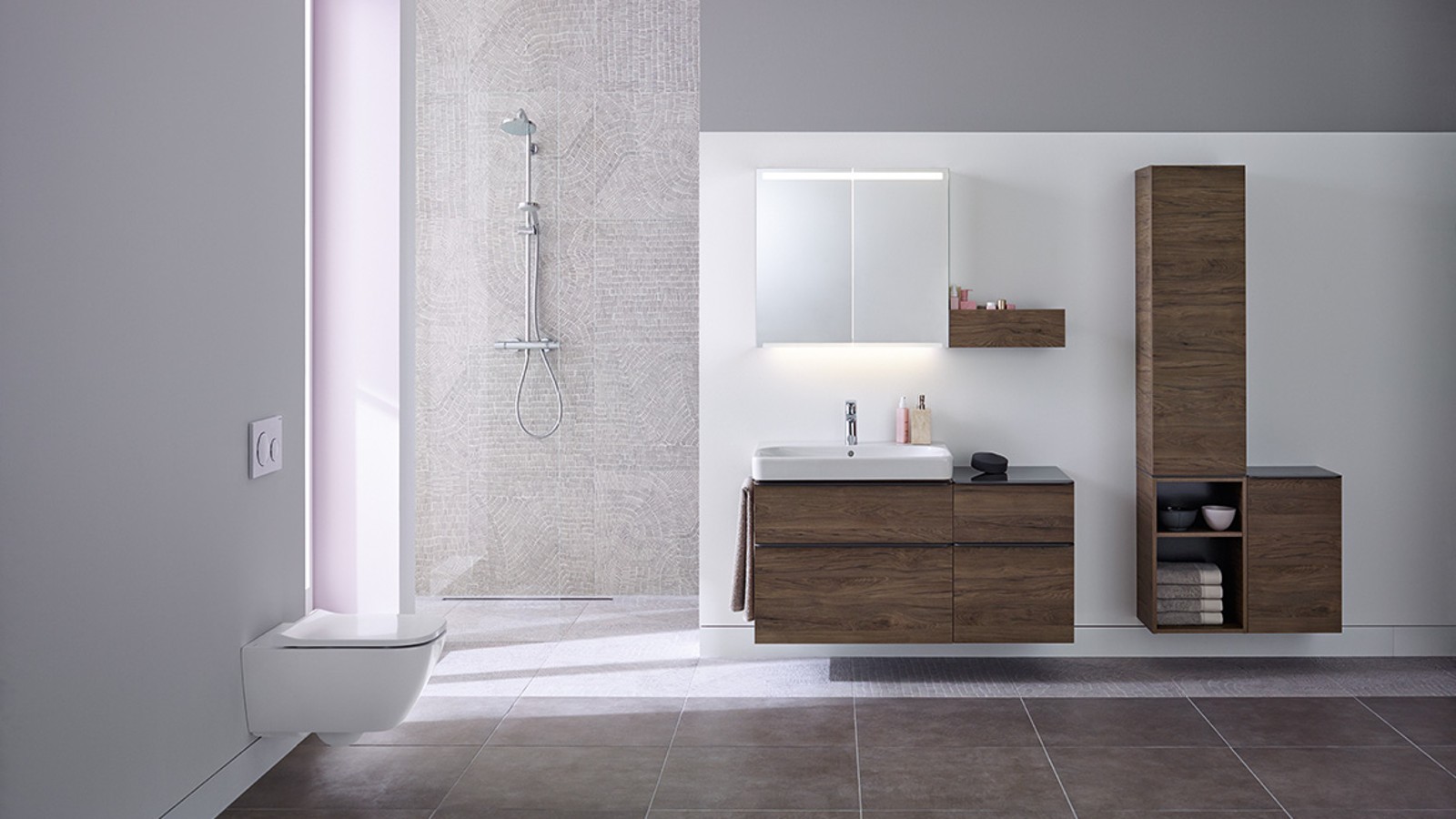 Komplettbadserie Geberit Smyle: WC, Waschtisch mit Unterschrank, Lichtspiegelschrank, Hochschrank; Dusche: Geberit CleanLine; Betätigungsplatte Geberit Sigma21