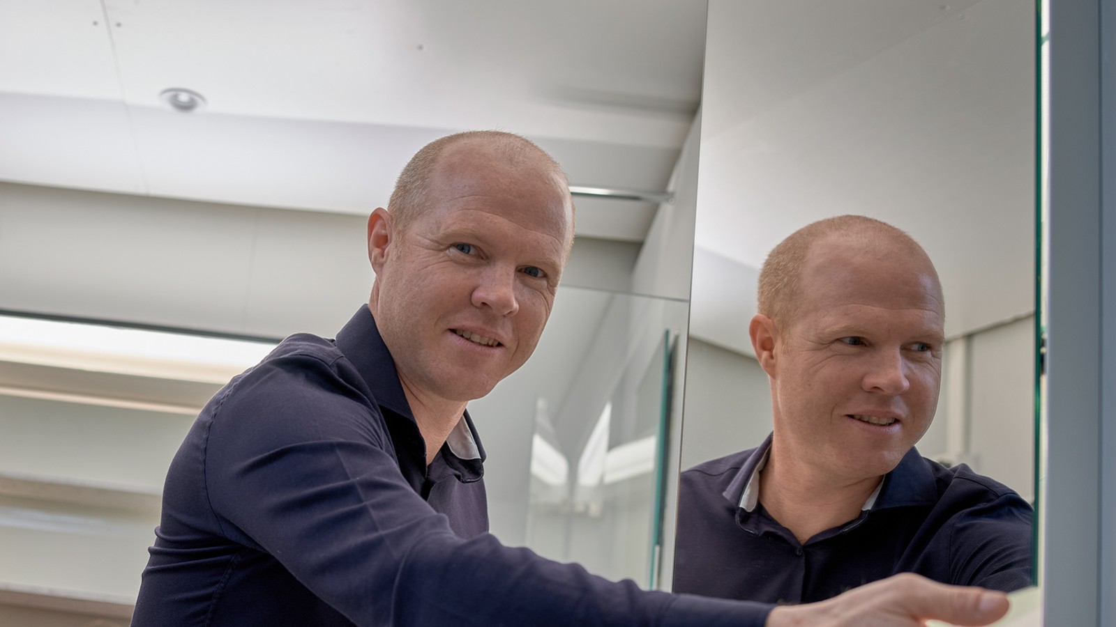 Lichtexperte Andreas Janser im Lichtlabor am Geberit Hauptsitz in Rapperswil-Jona, Schweiz