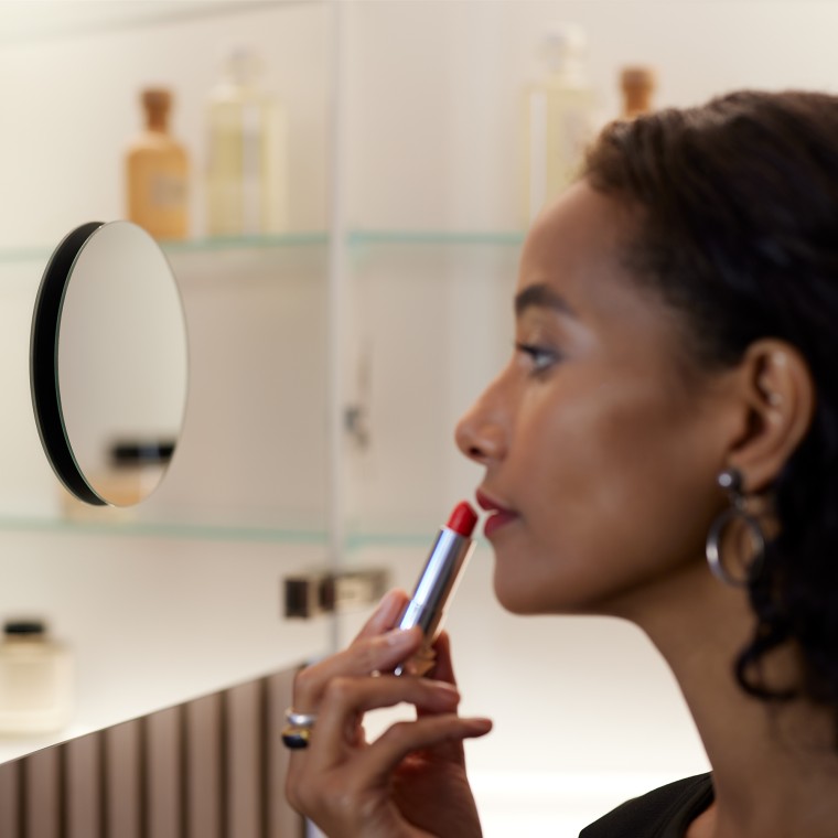 Geberit ONE Spiegelschrank mit integriertem Vergrößerungsspiegel Geberit ONE Spiegelschrank mit integriertem Vergrößerungsspiegel