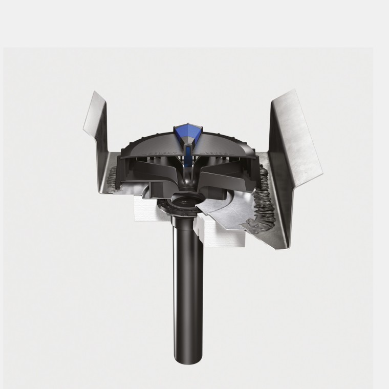 Installation des Unterdruckentwässerungssystems Geberit Pluvia auf einem Dach mit Rinne aus Stahl