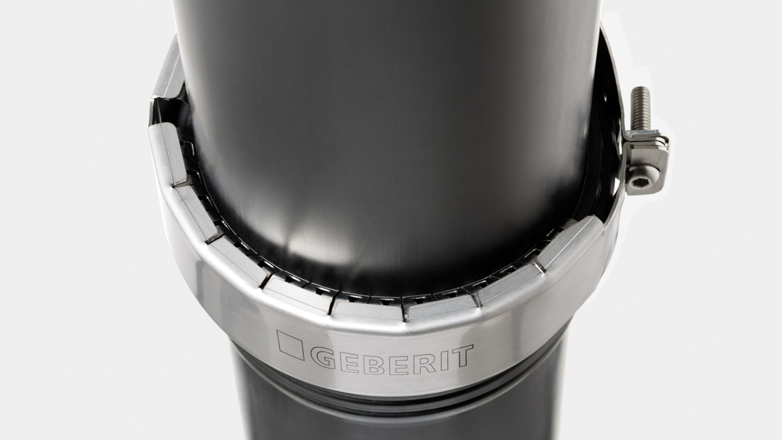 Geberit Haltekralle macht Silent-PP fit für Dachentwässerung