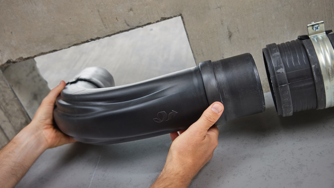 Einfachere und schnellere Installation des Geberit BottomTurn Bogens im Vergleich zur Installation von zwei 45°-Bögen Einfachere und schnellere Installation des Geberit BottomTurn Bogens im Vergleich zur Installation von zwei 45°-Bögen